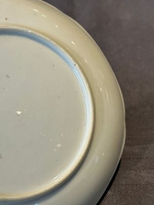 A Chinese polychrome cup and saucer with figures and a dog, Yongzheng — foto 17