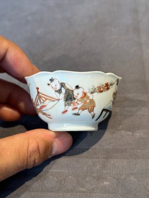 A Chinese polychrome cup and saucer with figures and a dog, Yongzheng — foto 2