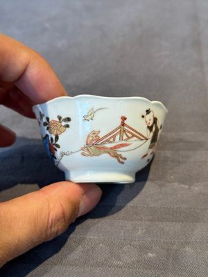 A Chinese polychrome cup and saucer with figures and a dog, Yongzheng — foto 3