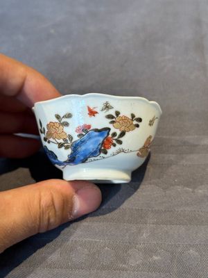 A Chinese polychrome cup and saucer with figures and a dog, Yongzheng — foto 4