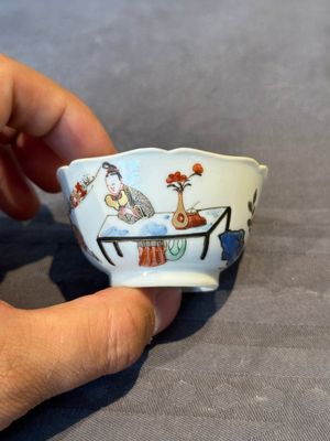 A Chinese polychrome cup and saucer with figures and a dog, Yongzheng — foto 6
