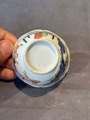 A Chinese polychrome cup and saucer with figures and a dog, Yongzheng — foto 8