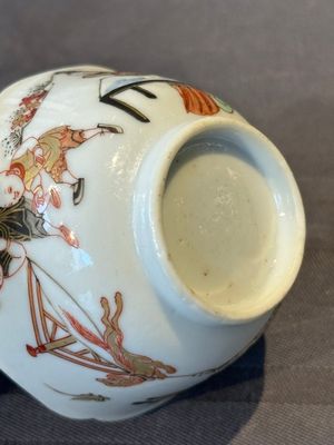 A Chinese polychrome cup and saucer with figures and a dog, Yongzheng — foto 9