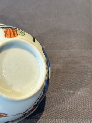 A Chinese polychrome cup and saucer with figures and a dog, Yongzheng — foto 10