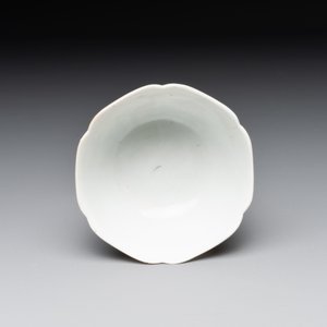 A Chinese polychrome cup and saucer with figures and a dog, Yongzheng — foto 4