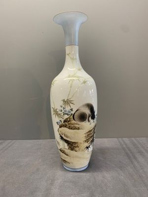 A Chinese polychrome-decorated eggshell 'cat' vase, Zhong Guo Jingdezhen Zhi 中國景德鎮製 mark, 20th C. — photo 3