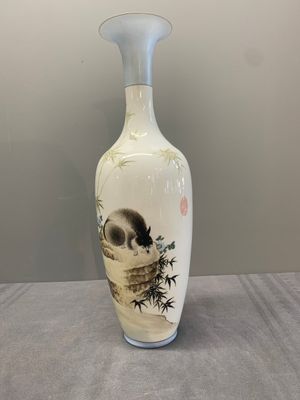 A Chinese polychrome-decorated eggshell 'cat' vase, Zhong Guo Jingdezhen Zhi 中國景德鎮製 mark, 20th C. — photo 4