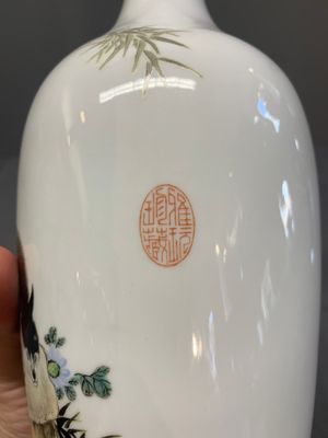 A Chinese polychrome-decorated eggshell 'cat' vase, Zhong Guo Jingdezhen Zhi 中國景德鎮製 mark, 20th C. — photo 7