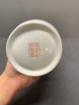 A Chinese polychrome-decorated eggshell 'cat' vase, Zhong Guo Jingdezhen Zhi 中國景德鎮製 mark, 20th C. — photo 9