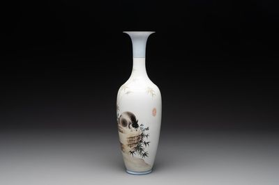 A Chinese polychrome-decorated eggshell 'cat' vase, Zhong Guo Jingdezhen Zhi 中國景德鎮製 mark, 20th C.