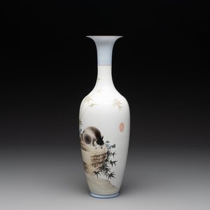 A Chinese polychrome-decorated eggshell 'cat' vase, Zhong Guo Jingdezhen Zhi 中國景德鎮製 mark, 20th C. — photo 1