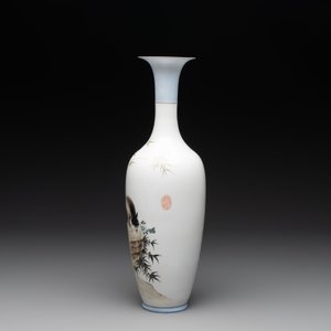 A Chinese polychrome-decorated eggshell 'cat' vase, Zhong Guo Jingdezhen Zhi 中國景德鎮製 mark, 20th C. — photo 2