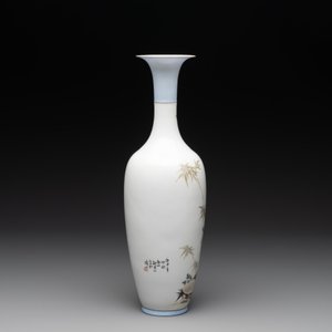 A Chinese polychrome-decorated eggshell 'cat' vase, Zhong Guo Jingdezhen Zhi 中國景德鎮製 mark, 20th C. — photo 3