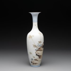 A Chinese polychrome-decorated eggshell 'cat' vase, Zhong Guo Jingdezhen Zhi 中國景德鎮製 mark, 20th C. — photo 4
