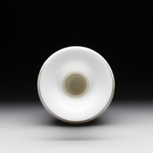 A Chinese polychrome-decorated eggshell 'cat' vase, Zhong Guo Jingdezhen Zhi 中國景德鎮製 mark, 20th C. — photo 5