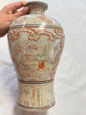 A Chinese polychrome-enamelled 'Xie Qin Fang You 攜琴訪友' 'Meiping' vase, Ming — foto 2