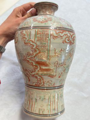 A Chinese polychrome-enamelled 'Xie Qin Fang You 攜琴訪友' 'Meiping' vase, Ming — foto 3