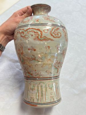 A Chinese polychrome-enamelled 'Xie Qin Fang You 攜琴訪友' 'Meiping' vase, Ming — foto 4