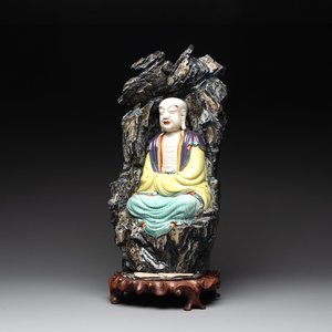 A Chinese polychrome-glazed group with Vanavasin, Qianlong mark, 19th C. — photo 1
