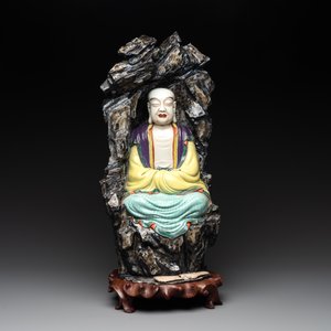 A Chinese polychrome-glazed group with Vanavasin, Qianlong mark, 19th C. — photo 2