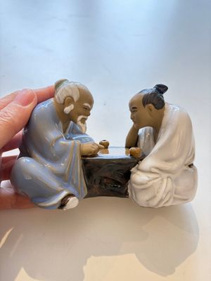 A Chinese polychrome-glazed Shiwan stoneware figure of Tudigong, a 'Shoulao' group and a 'Go Players' group, China marks, 19/20th C. — foto 1