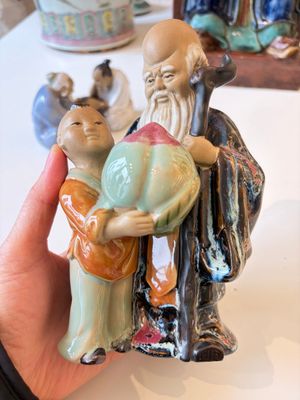A Chinese polychrome-glazed Shiwan stoneware figure of Tudigong, a 'Shoulao' group and a 'Go Players' group, China marks, 19/20th C. — foto 11