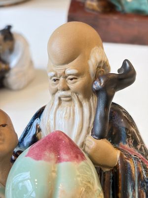 A Chinese polychrome-glazed Shiwan stoneware figure of Tudigong, a 'Shoulao' group and a 'Go Players' group, China marks, 19/20th C. — foto 12