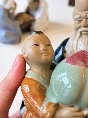 A Chinese polychrome-glazed Shiwan stoneware figure of Tudigong, a 'Shoulao' group and a 'Go Players' group, China marks, 19/20th C. — foto 13
