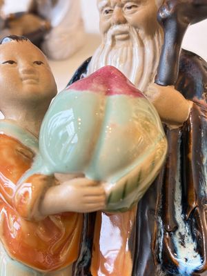 A Chinese polychrome-glazed Shiwan stoneware figure of Tudigong, a 'Shoulao' group and a 'Go Players' group, China marks, 19/20th C. — foto 14