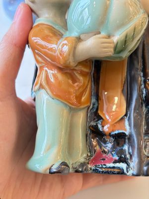 A Chinese polychrome-glazed Shiwan stoneware figure of Tudigong, a 'Shoulao' group and a 'Go Players' group, China marks, 19/20th C. — foto 15