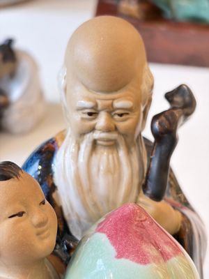 A Chinese polychrome-glazed Shiwan stoneware figure of Tudigong, a 'Shoulao' group and a 'Go Players' group, China marks, 19/20th C. — foto 17