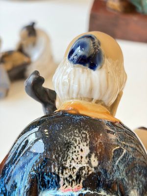 A Chinese polychrome-glazed Shiwan stoneware figure of Tudigong, a 'Shoulao' group and a 'Go Players' group, China marks, 19/20th C. — foto 19