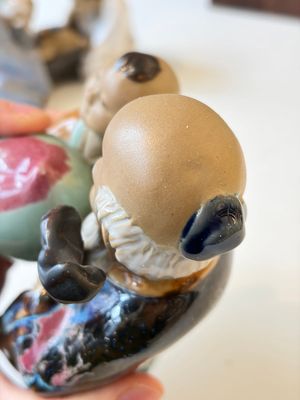 A Chinese polychrome-glazed Shiwan stoneware figure of Tudigong, a 'Shoulao' group and a 'Go Players' group, China marks, 19/20th C. — foto 24