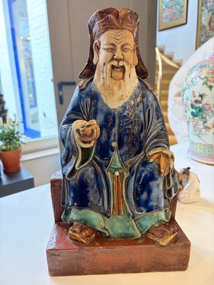 A Chinese polychrome-glazed Shiwan stoneware figure of Tudigong, a 'Shoulao' group and a 'Go Players' group, China marks, 19/20th C. — foto 27
