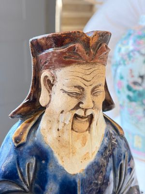 A Chinese polychrome-glazed Shiwan stoneware figure of Tudigong, a 'Shoulao' group and a 'Go Players' group, China marks, 19/20th C. — foto 28