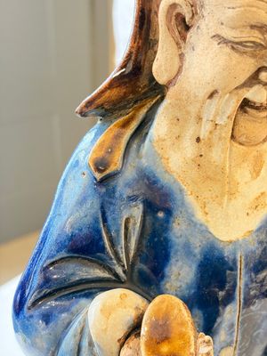 A Chinese polychrome-glazed Shiwan stoneware figure of Tudigong, a 'Shoulao' group and a 'Go Players' group, China marks, 19/20th C. — foto 29