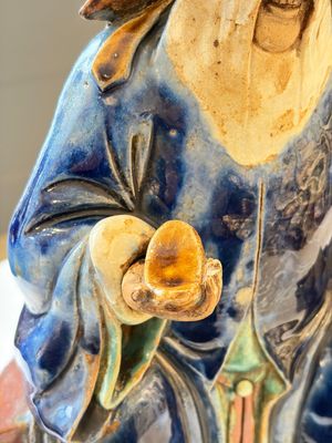 A Chinese polychrome-glazed Shiwan stoneware figure of Tudigong, a 'Shoulao' group and a 'Go Players' group, China marks, 19/20th C. — foto 30