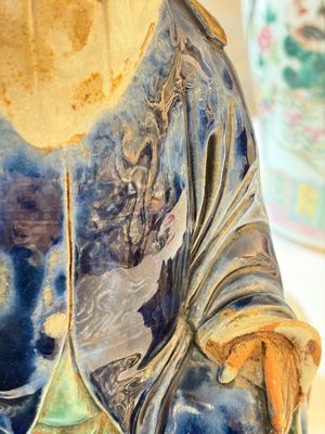 A Chinese polychrome-glazed Shiwan stoneware figure of Tudigong, a 'Shoulao' group and a 'Go Players' group, China marks, 19/20th C. — foto 32