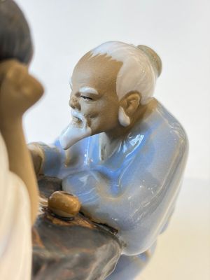 A Chinese polychrome-glazed Shiwan stoneware figure of Tudigong, a 'Shoulao' group and a 'Go Players' group, China marks, 19/20th C. — foto 5