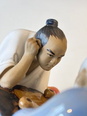 A Chinese polychrome-glazed Shiwan stoneware figure of Tudigong, a 'Shoulao' group and a 'Go Players' group, China marks, 19/20th C. — foto 6
