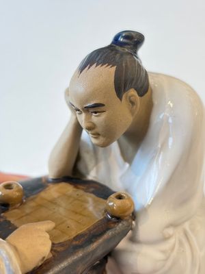 A Chinese polychrome-glazed Shiwan stoneware figure of Tudigong, a 'Shoulao' group and a 'Go Players' group, China marks, 19/20th C. — foto 7