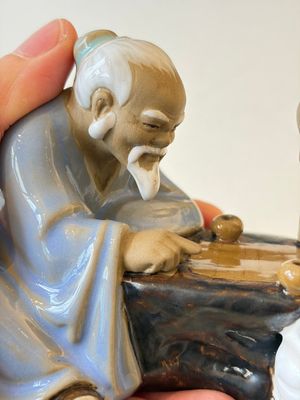 A Chinese polychrome-glazed Shiwan stoneware figure of Tudigong, a 'Shoulao' group and a 'Go Players' group, China marks, 19/20th C. — foto 8