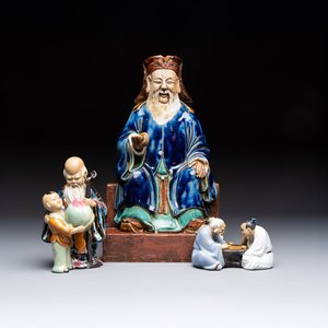 A Chinese polychrome-glazed Shiwan stoneware figure of Tudigong, a 'Shoulao' group and a 'Go Players' group, China marks, 19/20th C. — foto 1