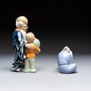 A Chinese polychrome-glazed Shiwan stoneware figure of Tudigong, a 'Shoulao' group and a 'Go Players' group, China marks, 19/20th C. — foto 11