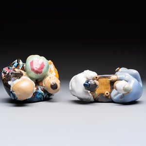 A Chinese polychrome-glazed Shiwan stoneware figure of Tudigong, a 'Shoulao' group and a 'Go Players' group, China marks, 19/20th C. — foto 12