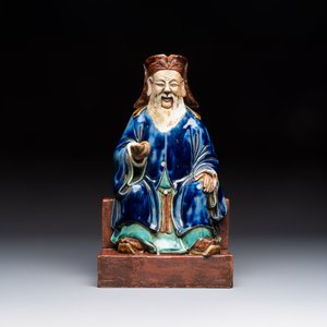 A Chinese polychrome-glazed Shiwan stoneware figure of Tudigong, a 'Shoulao' group and a 'Go Players' group, China marks, 19/20th C. — foto 2