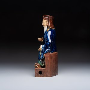 A Chinese polychrome-glazed Shiwan stoneware figure of Tudigong, a 'Shoulao' group and a 'Go Players' group, China marks, 19/20th C. — foto 3
