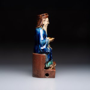 A Chinese polychrome-glazed Shiwan stoneware figure of Tudigong, a 'Shoulao' group and a 'Go Players' group, China marks, 19/20th C. — foto 5