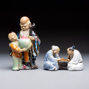 A Chinese polychrome-glazed Shiwan stoneware figure of Tudigong, a 'Shoulao' group and a 'Go Players' group, China marks, 19/20th C. — foto 8