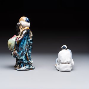 A Chinese polychrome-glazed Shiwan stoneware figure of Tudigong, a 'Shoulao' group and a 'Go Players' group, China marks, 19/20th C. — foto 9